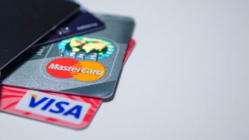 ¿Cuál es la diferencia entre una tarjeta de crédito y una de débito?